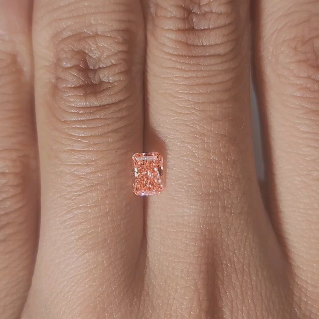 Hand-modeled video showing 5.66mm diamond's brilliance