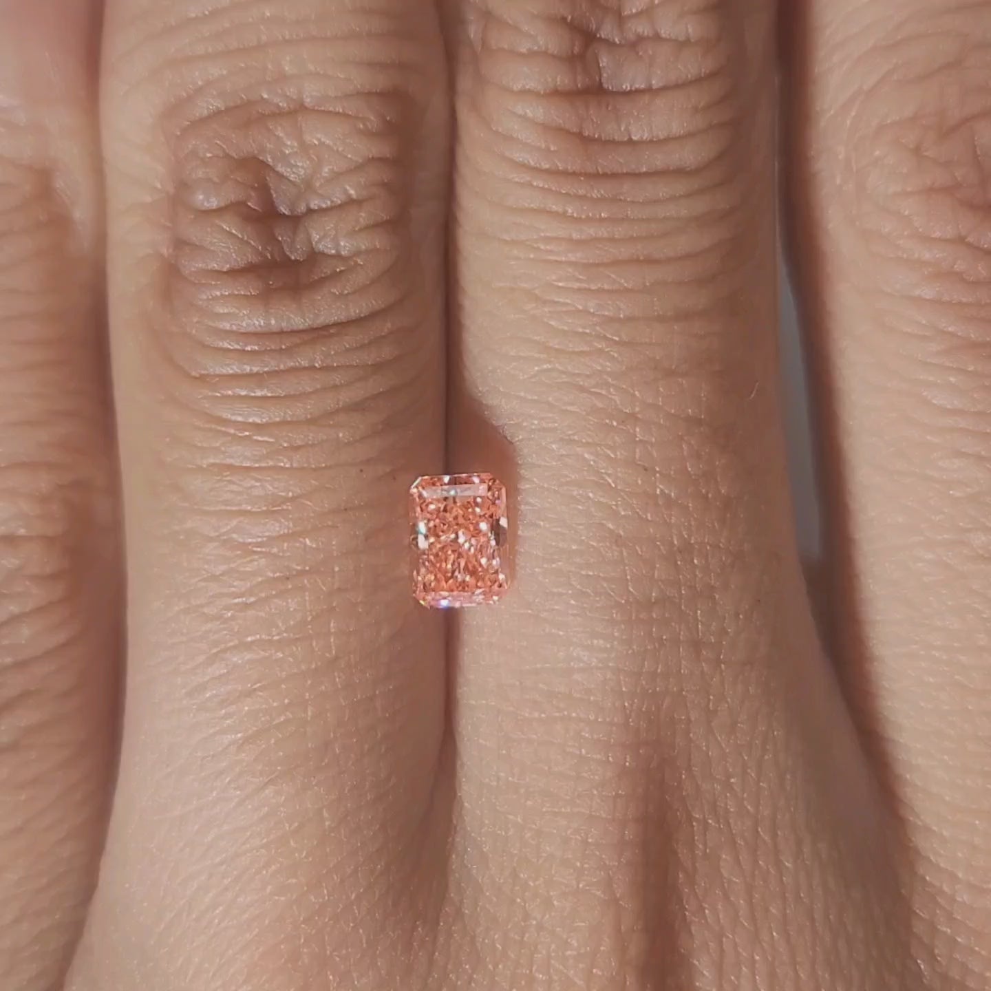 Hand-modeled video showing 5.66mm diamond's brilliance