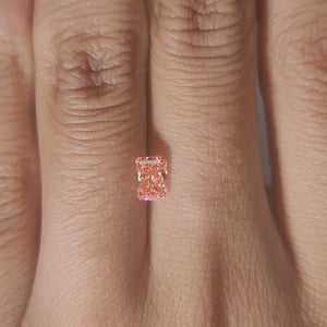 Hand-modeled video showing 5.66mm diamond's brilliance