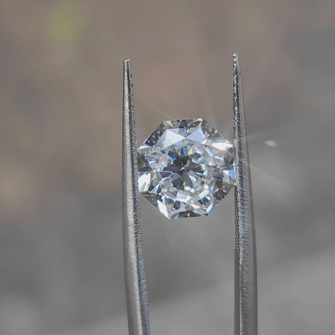 "Sunlight video showing 4.010ct modified octagon cut diamond's step-cut brilliance"