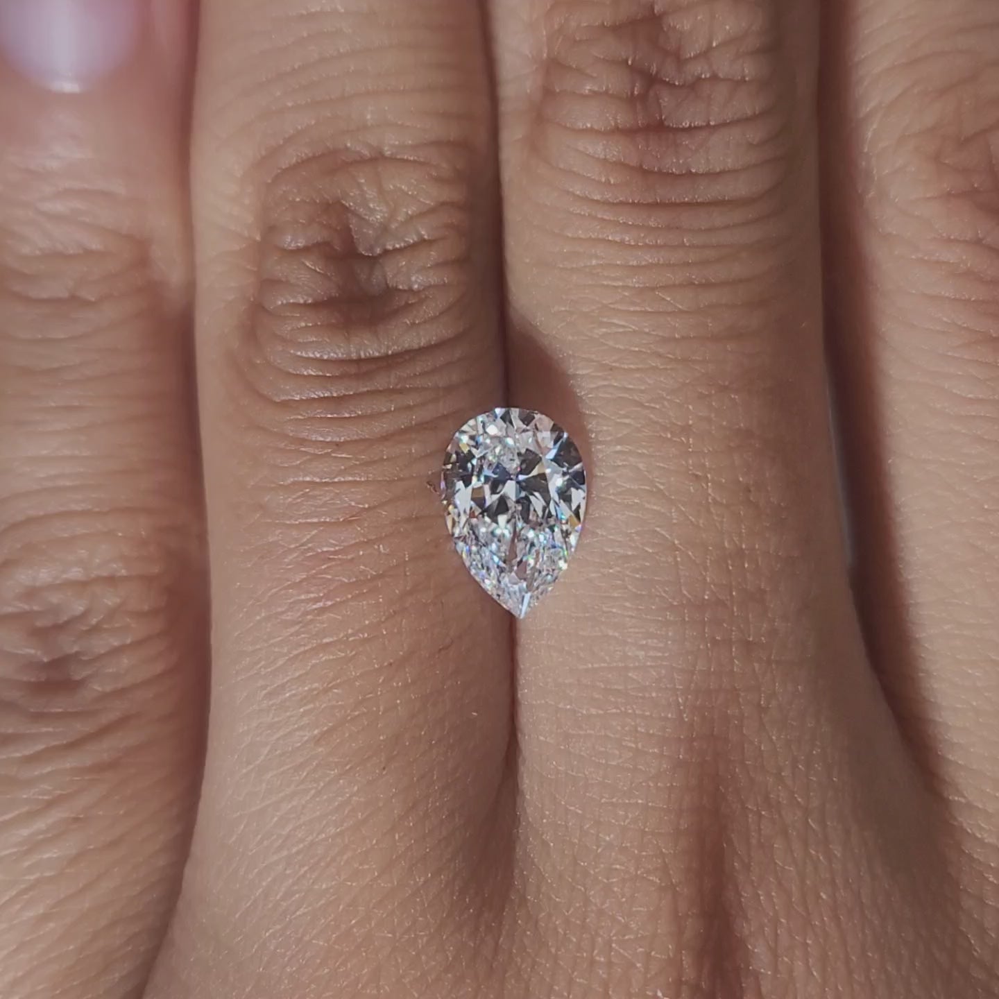 video of 1.520ct pear diamond in ambient light