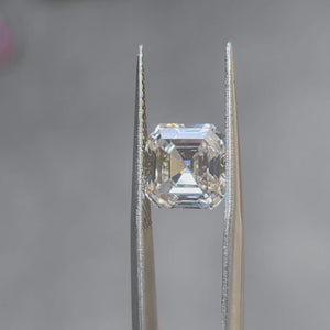 "Sunlight video showing 4.038ct asscher cut diamond's step-cut brilliance"
