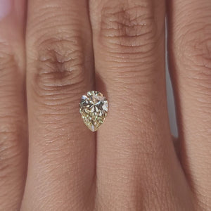 Hand-modeled video showing diamond's proportions