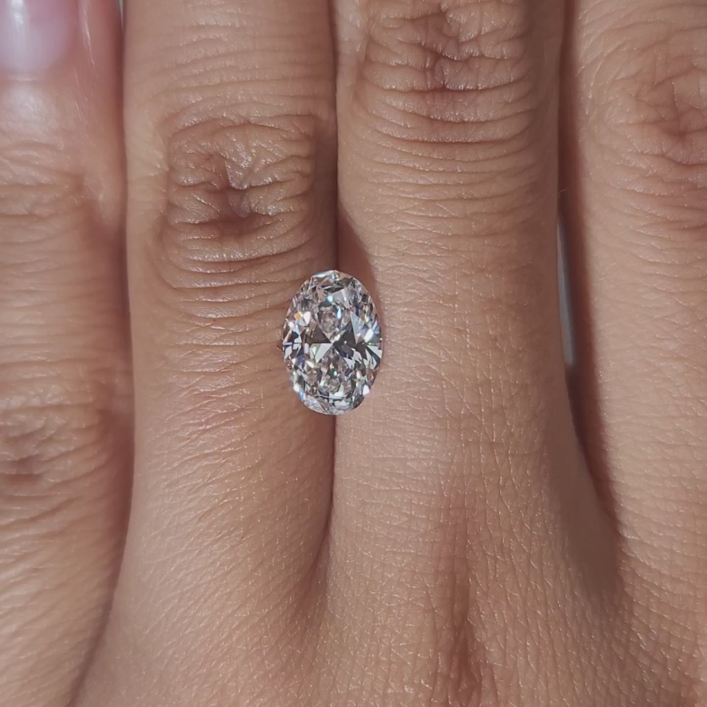 video of 1.696ct oval diamond in ambient light