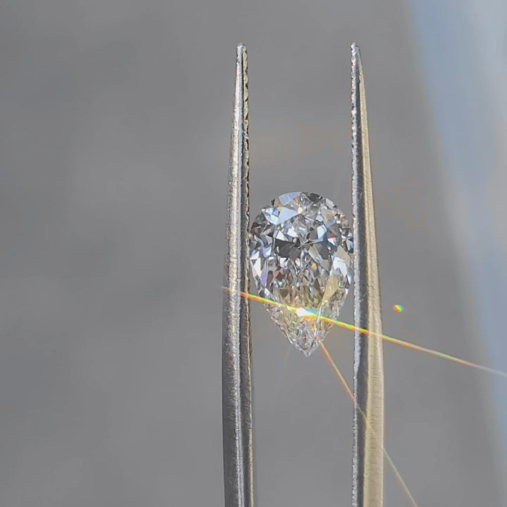"Sunlight video showing 1.576ct pear cut diamond's teardrop sparkle"