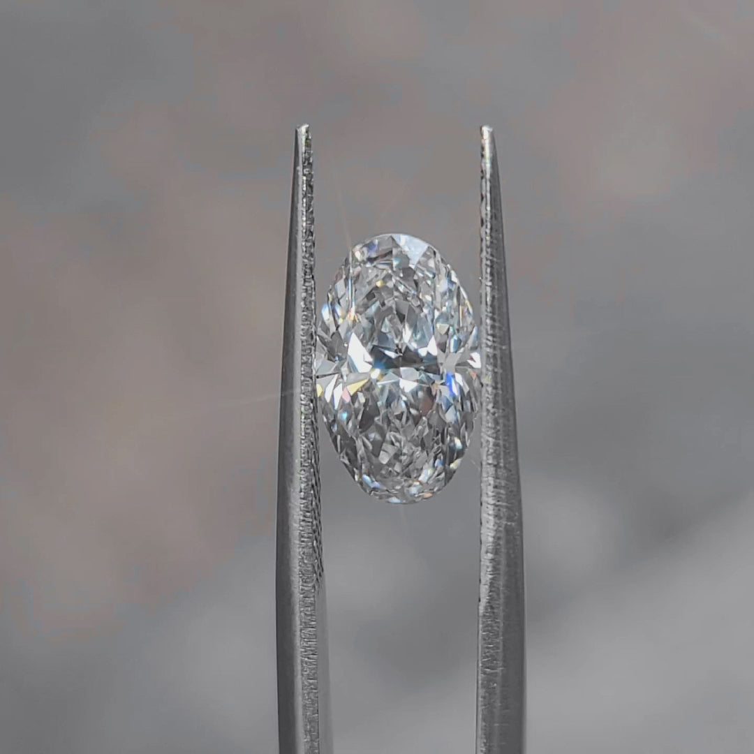 "Sunlight video showing 2.252ct oval cut diamond's brilliant fire"