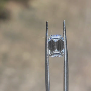 Sunlit video of 3.05ct emerald diamond's geometric flashes