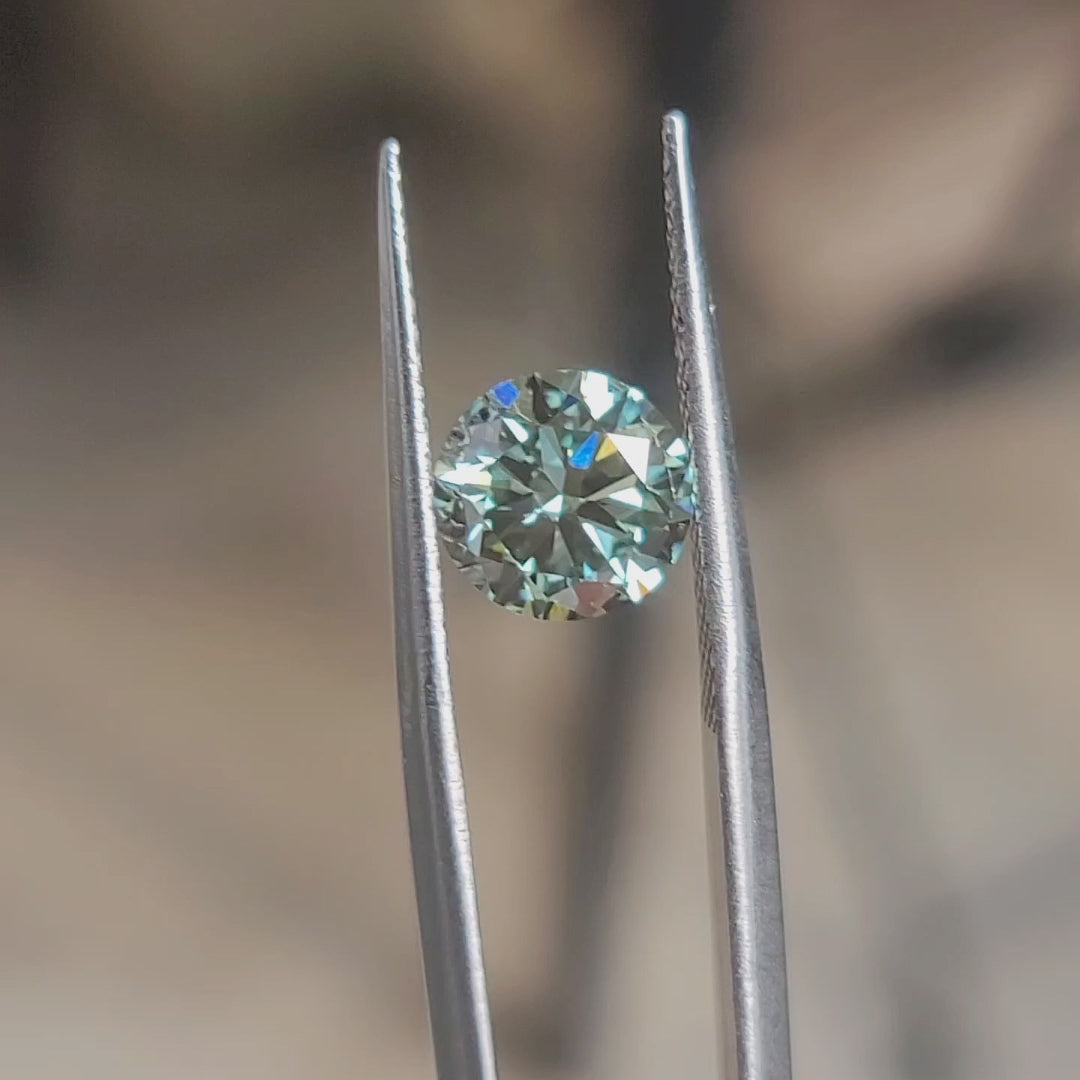 "Direct sunlight video of 2.00ct round brilliant's intense green color saturation"