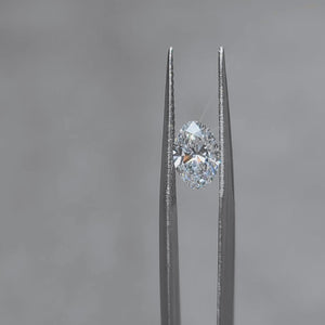 Daylight video of 1.04ct oval E color diamond's brilliance