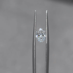 Sunlit video showcasing 1.01ct oval lab diamond's excellent cut in daylight