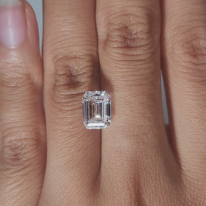 Hand-modeled video of 3.124ct emerald diamond in warm lighting highlighting VVS2 clarity