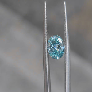 Natural light video of 1.665ct oval cut's deep blue saturation and fire