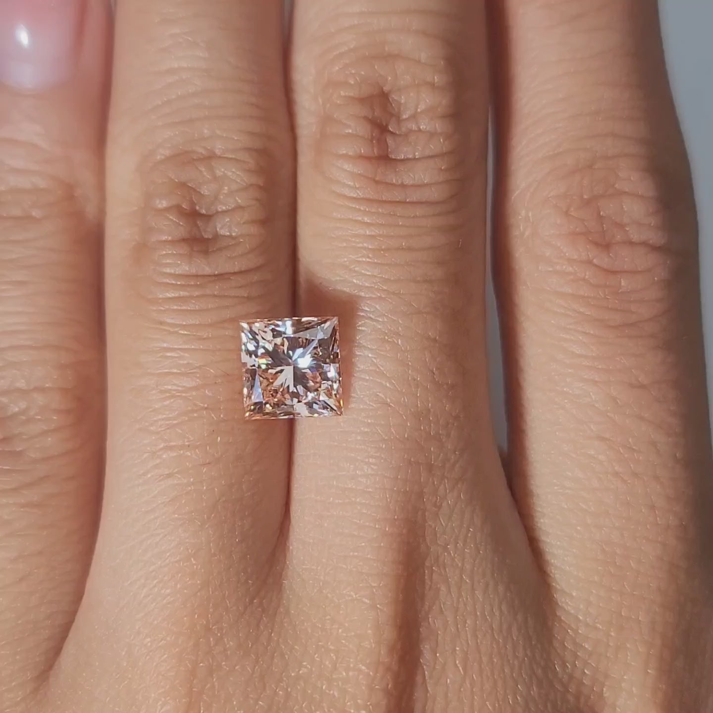 Hand-modeled video of 2.77ct princess diamond