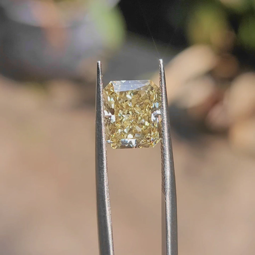 Outdoor video of 4.16ct radiant yellow diamond's fiery brilliance