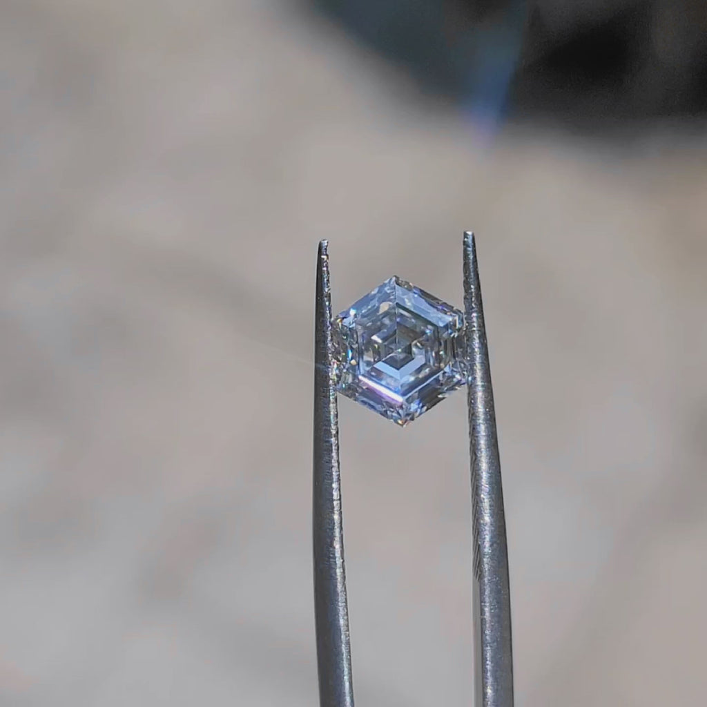 Sunlit video showcasing 2.495ct hexagon F color VS1 diamond's unique faceting