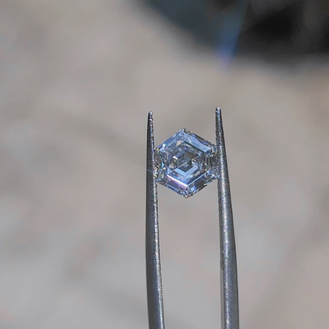 Sunlit video showcasing 2.495ct hexagon F color VS1 diamond's unique faceting