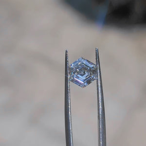 Sunlit video showcasing 2.495ct hexagon F color VS1 diamond's unique faceting