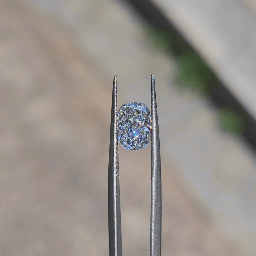 Sunlit video revealing 2.015ct cushion D color VVS1 diamond's clarity