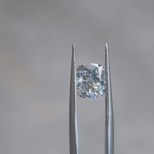 Outdoor video capturing 2.02ct cushion F color VVS2 diamond's clarity