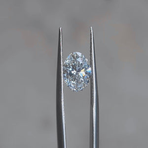 Outdoor video of 1.87ct oval G color SI1 diamond's sparkle in sunlight