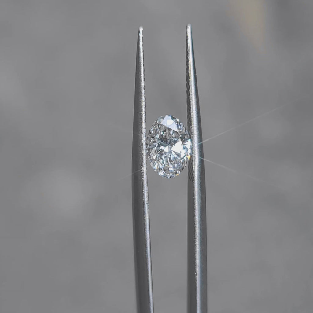 Outdoor video of 1.02ct oval lab diamond's sparkle in natural light