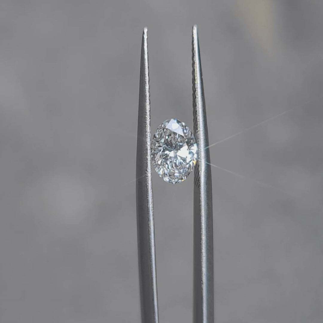 Outdoor video of 1.02ct oval lab diamond's sparkle in natural light
