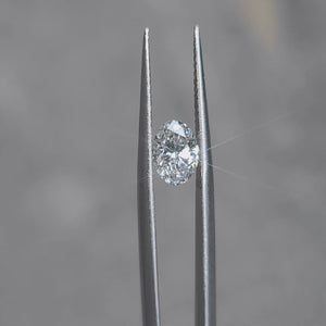 Outdoor video of 1.02ct oval lab diamond's sparkle in natural light