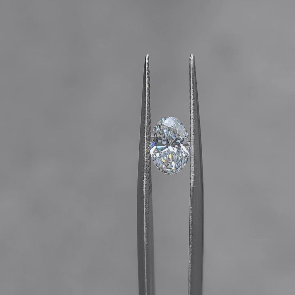 Sunlit video of 1.04ct oval D color diamond's scintillation