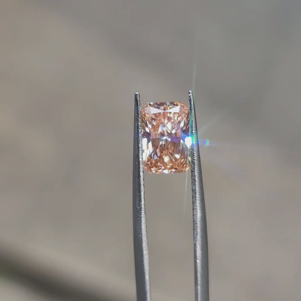 Sunlight video showcasing 2.04ct radiant cut's pink color dispersion