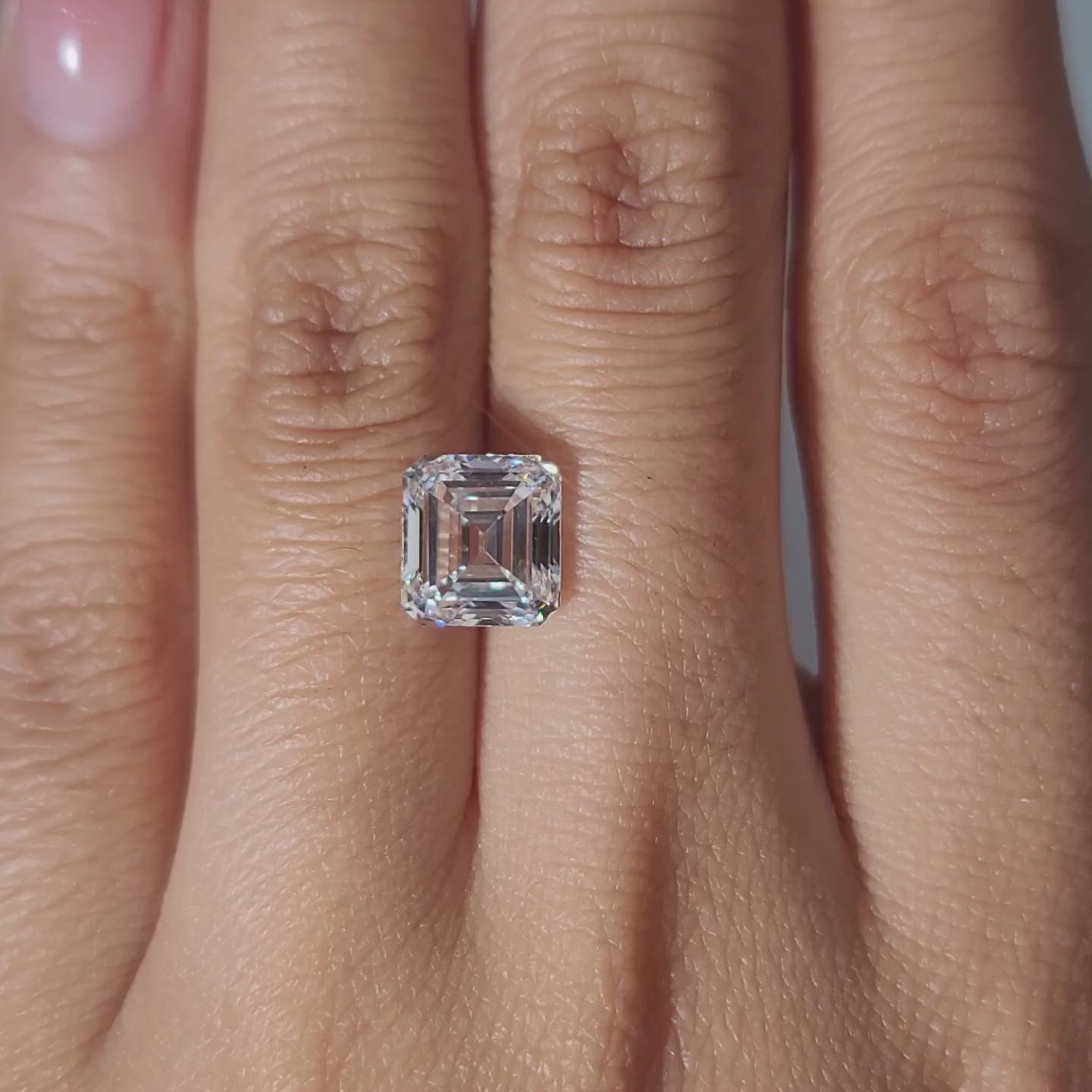 Art Deco-style video of 3.09ct Asscher diamond in warm lighting