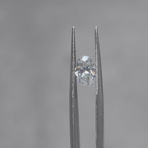 1.01ct oval lab diamond's light performance in direct sunlight
