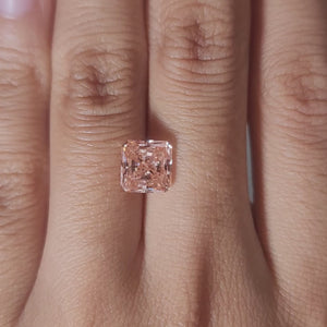 video of 2.27ct diamond's light reflection in indoor setting