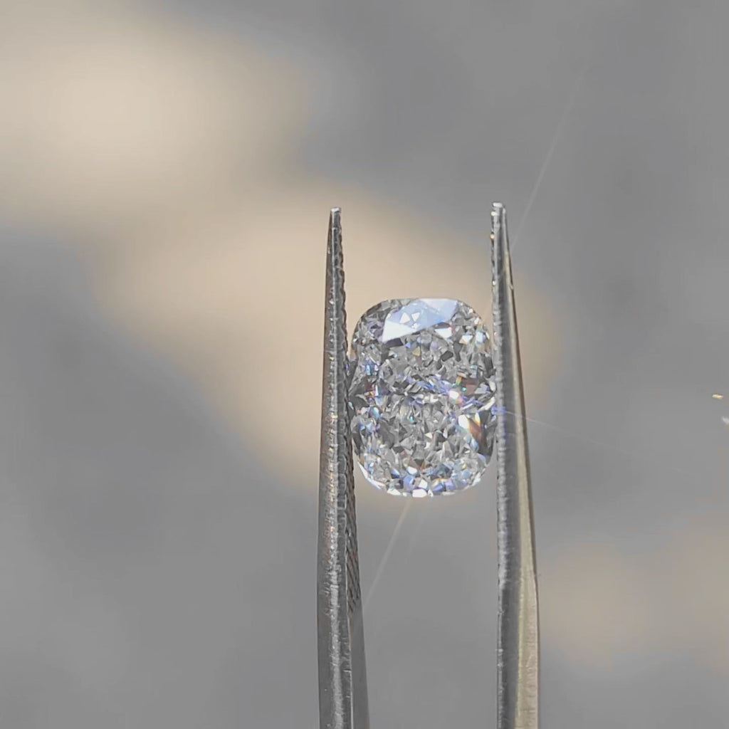 "Sunlight video showing 2.751ct cushion cut diamond's statement size"