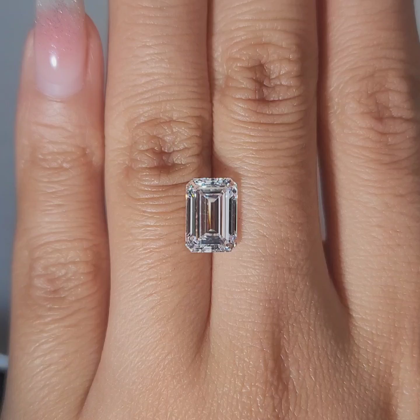 Close-up video of Doveggs’ 3.17ct emerald cut lab diamond with D color, VVS1 clarity, and excellent cut, showcasing brilliance and facets.