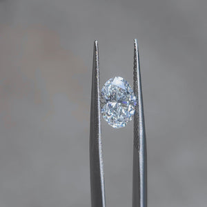 Sunlight video showcasing 1.50ct oval D color VS2 lab diamond's brilliance