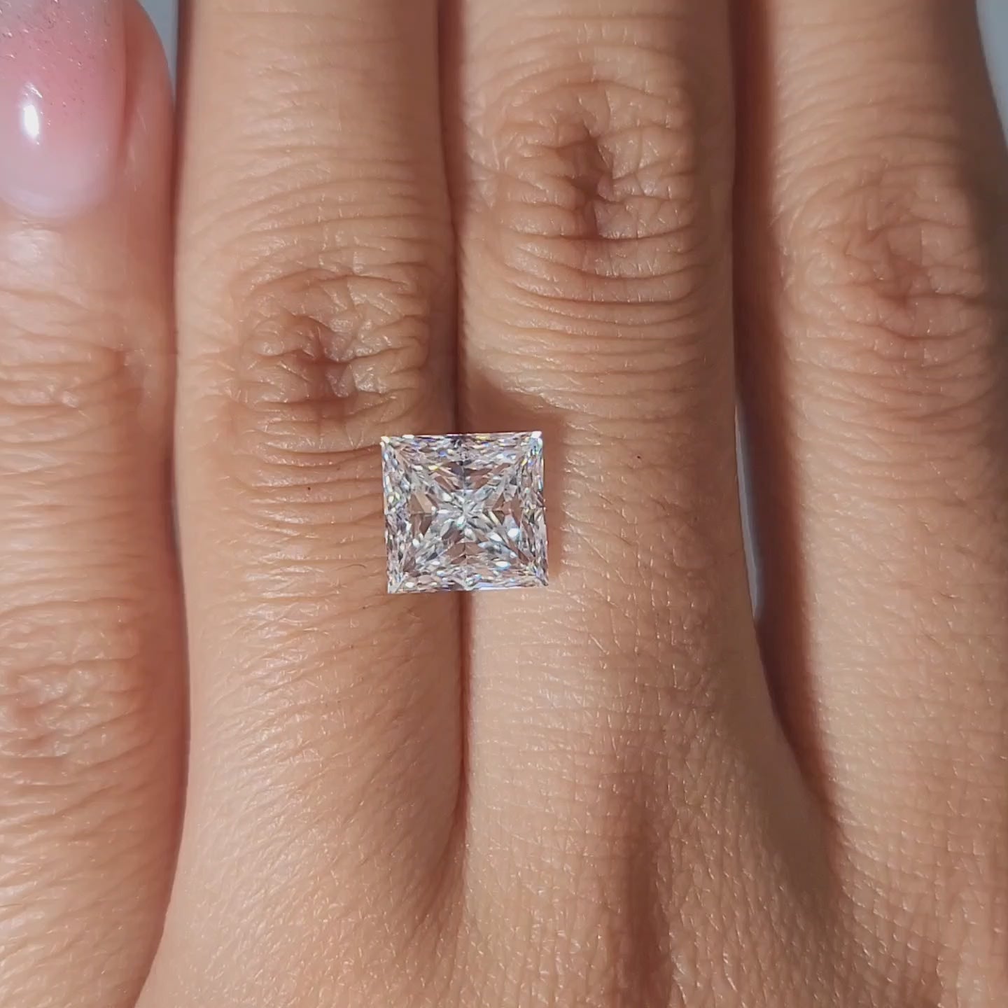 Modern video of 3.02ct princess diamond in warm lighting