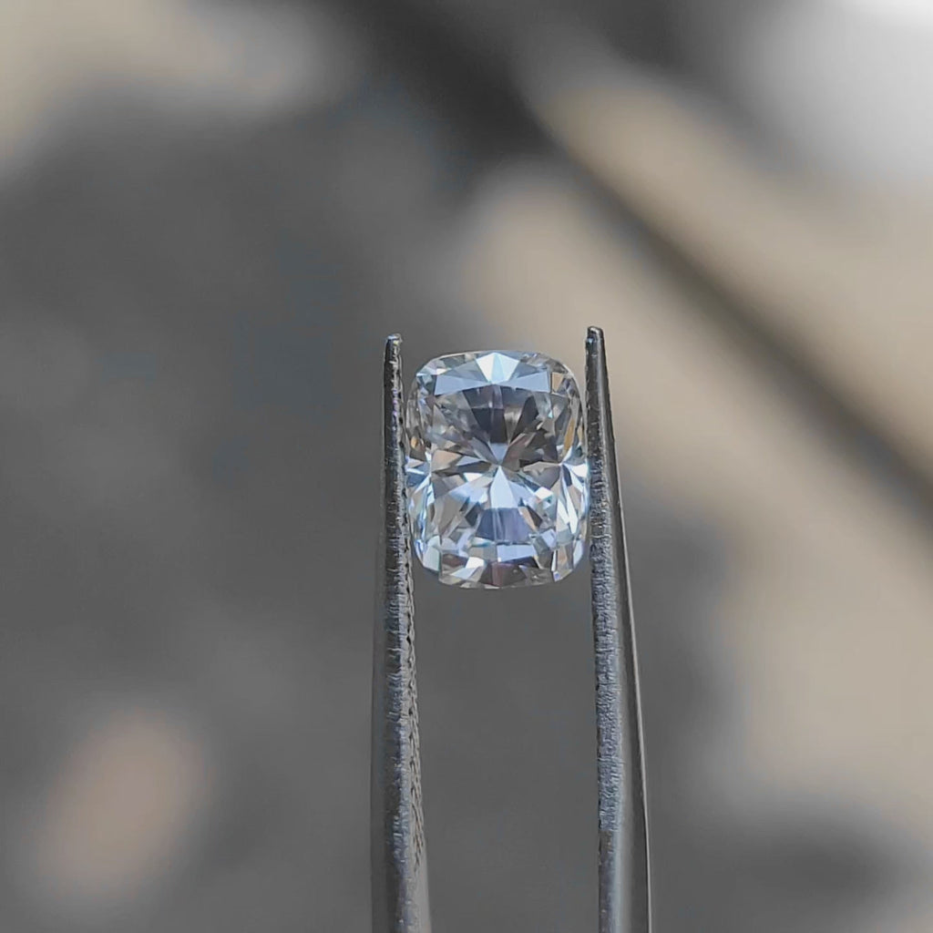 "Sunlight video showing 2.166ct cushion cut diamond's D color brilliance"