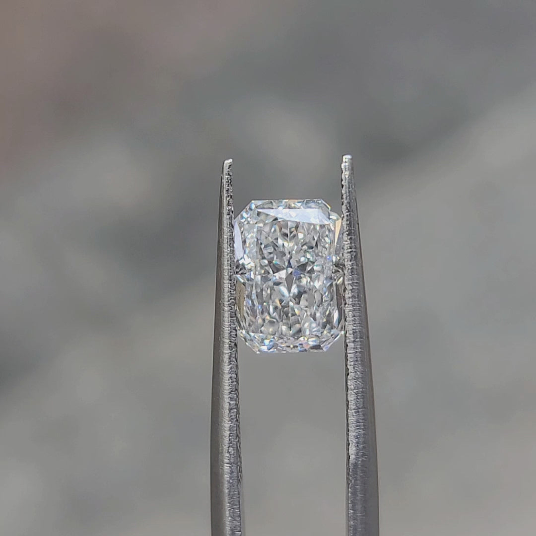 "Sunlight video showing 2.178ct radiant cut diamond's crushed ice sparkle"