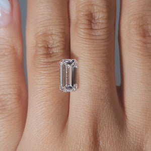 Close-up video of 3.02ct emerald diamond's hall-of-mirrors effect