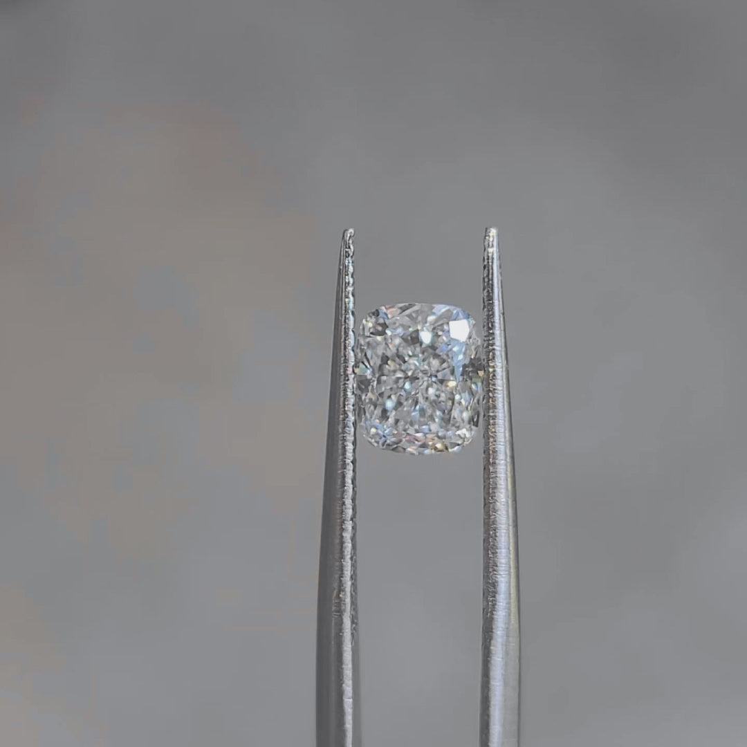 Sunlight video highlighting 1.53ct cushion F color SI1 diamond's brilliance