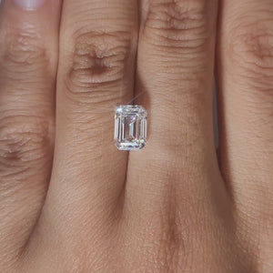 Finger-modeled video of 2.062ct diamond under candlelight