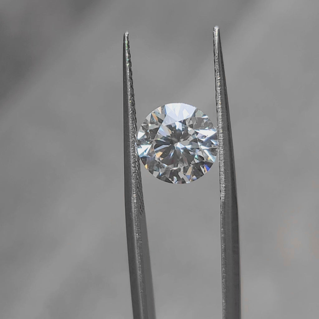 "Sunlight video showing 2.402ct round cut diamond's D color purity"