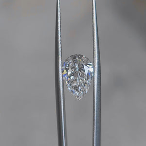Sunlit video showcasing 2.645ct pear E color VVS1 diamond's teardrop beauty