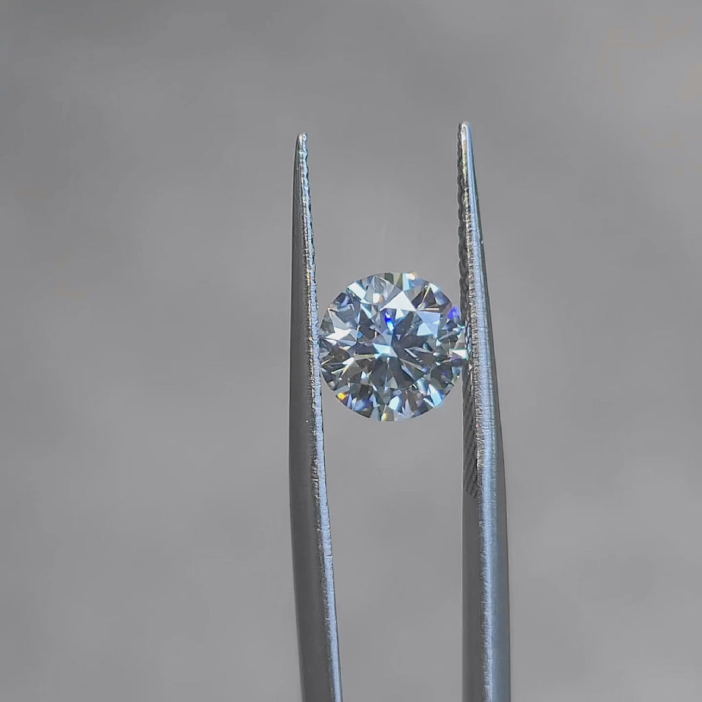 360-degree sunlight video showing 1.81ct round diamond's excellent cut and brilliance