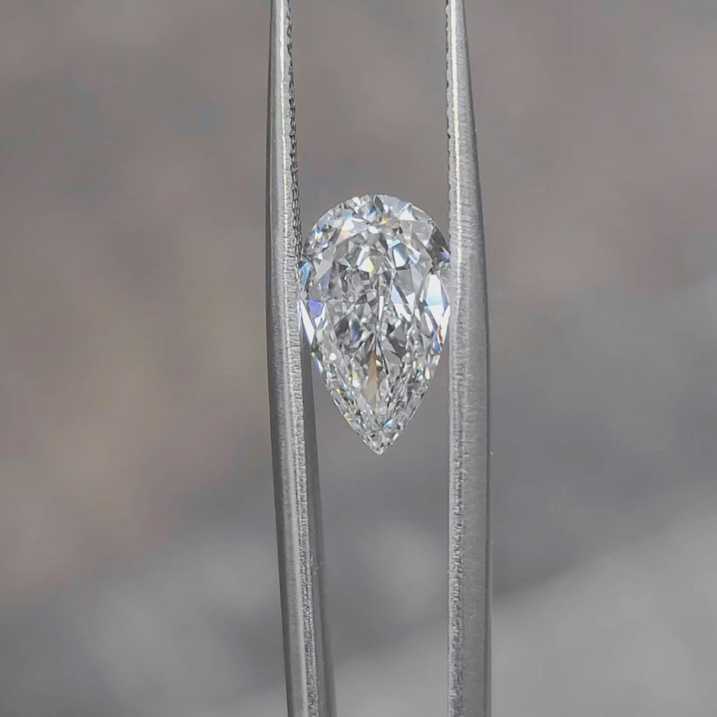 "Sunlight video showing 3.033ct pear cut diamond's teardrop fire"
