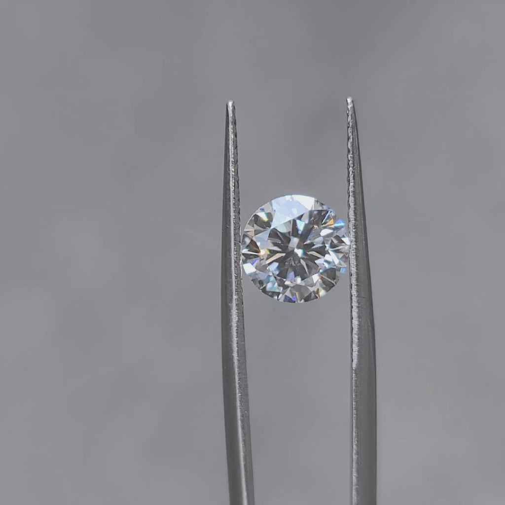 Outdoor video highlighting 2.073ct round diamond's light performance