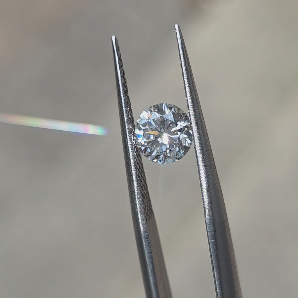 Outdoor sunlight highlights the cut of a 1.07ct Crown Arrow Cut™ lab diamond.