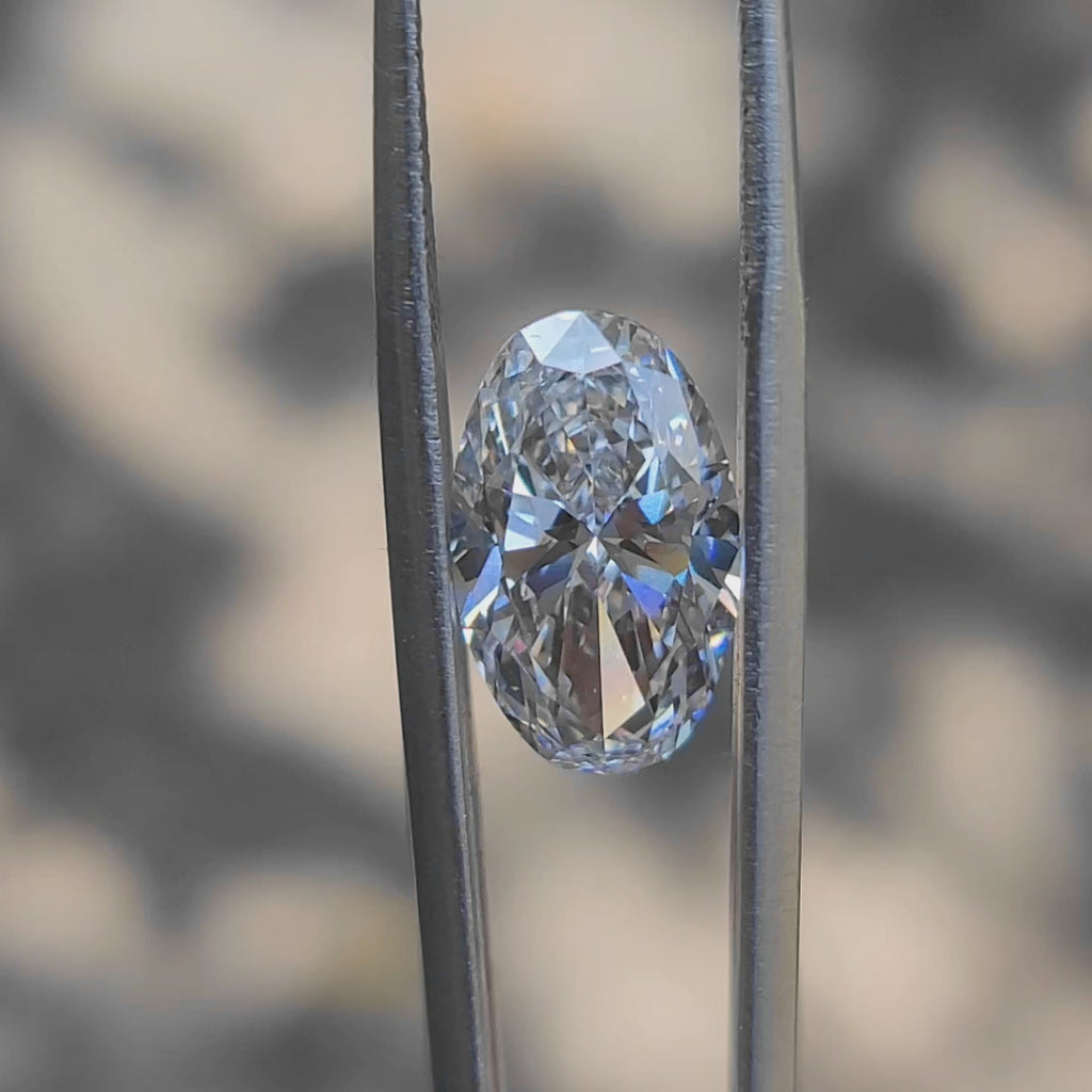 "Sunlight video showing 4.502ct oval cut diamond's D color purity"