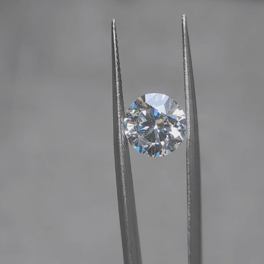 Sunlight video showcasing 3.35ct round F color lab diamond's brilliance