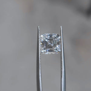 Daylight video of 2.280ct asscher cut's hall-of-mirrors effect